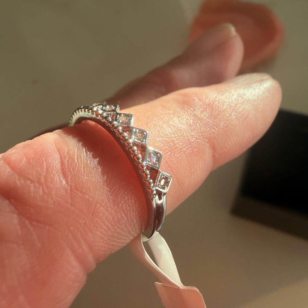 Elegant Silver Diamond Pattern Ring - image 3